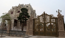 “Ngất ngây” lâu đài 4 mặt tiền trăm tỷ của đại gia Hà Nam